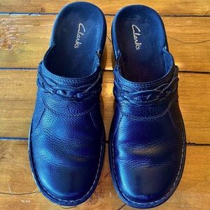 Clark’s Ladies Black Leather Slides with Braid Detail, size 7